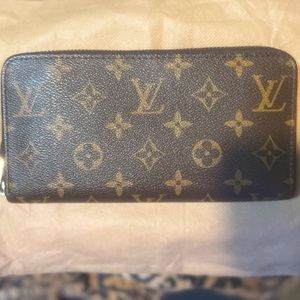 Louis Vuitton zippy wallet